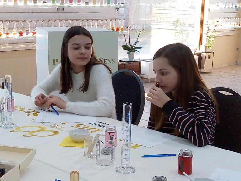 Activité pour Adolescent - un Atelier de Création de Parfums à la Parfumerie ÔÔ Paradis des Sens à Walcourt